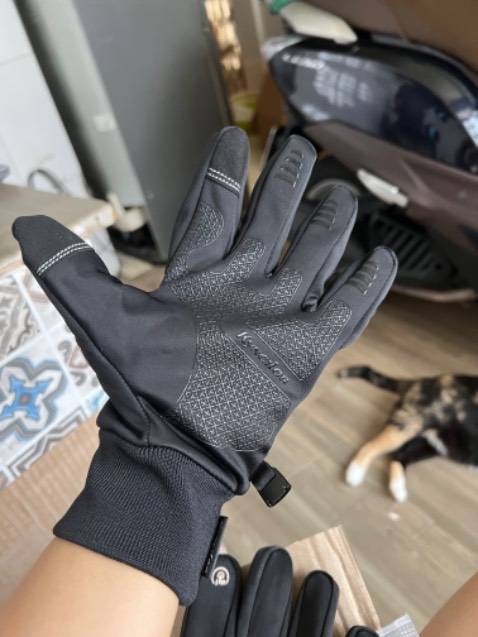 Ban đầu nhìn to nhưng mang vào khá vừa, đường may đều chất liệu trông khá tốt, điều quan trọng là mang giữ ấm oki Ban đầu nhìn to nhưng mang vào khá vừa, đường may đều chất liệu trông khá tốt, điều quan trọng là mang giữ ấm oki