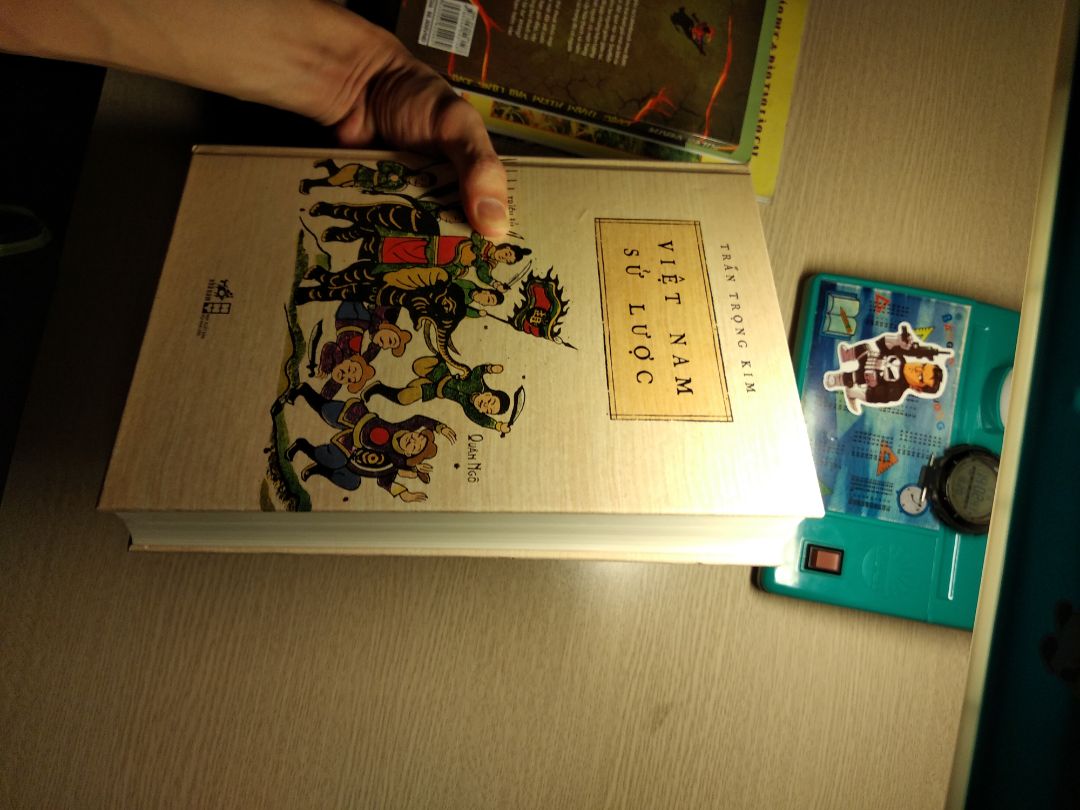 sách nặng mà đẹp.vô cùng, giấy cực thơm và thích luôn, gáy rất chắc chắn. Cơ bản đấy là quyển sách lịch sử tóm lược nước việt nam ta, từ thửa sơ khai lập nước đến lúc ctranh vs pháp, sẽ cho bản đủ thông tin luôn, thanks tiki, thanks nhã nam vì làm sách quá đẹp