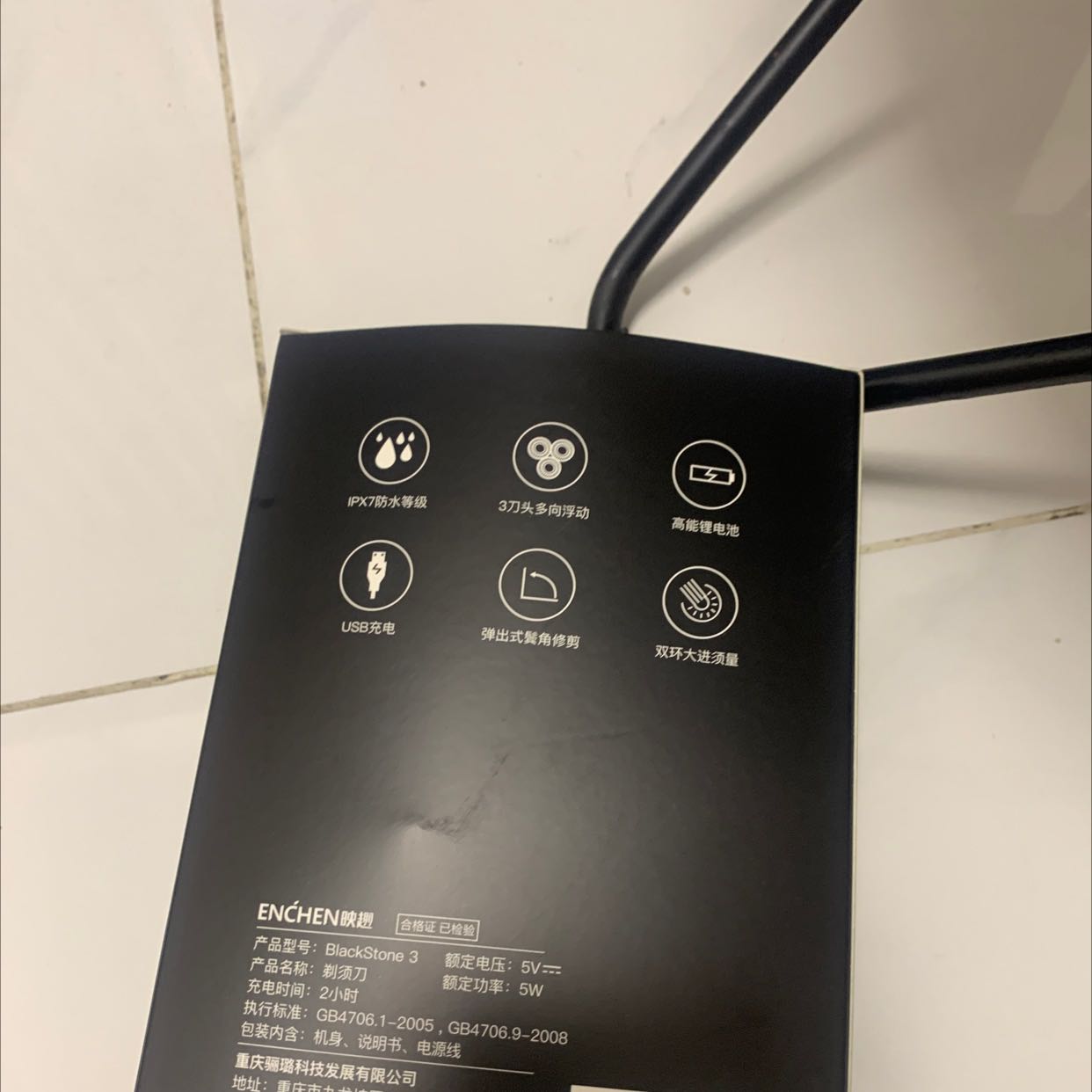 Sản phẩm như quảng cáo, đóng gói cẩn thận, sản phẩm chất lượng, sản phẩm đẹp, sản phẩm sài tốt, cạo sạch râu, pin sài lâu, nhân viên giao hành thân thiện, vui vẻ, giao hành nhanh, giá cũng hợp lý