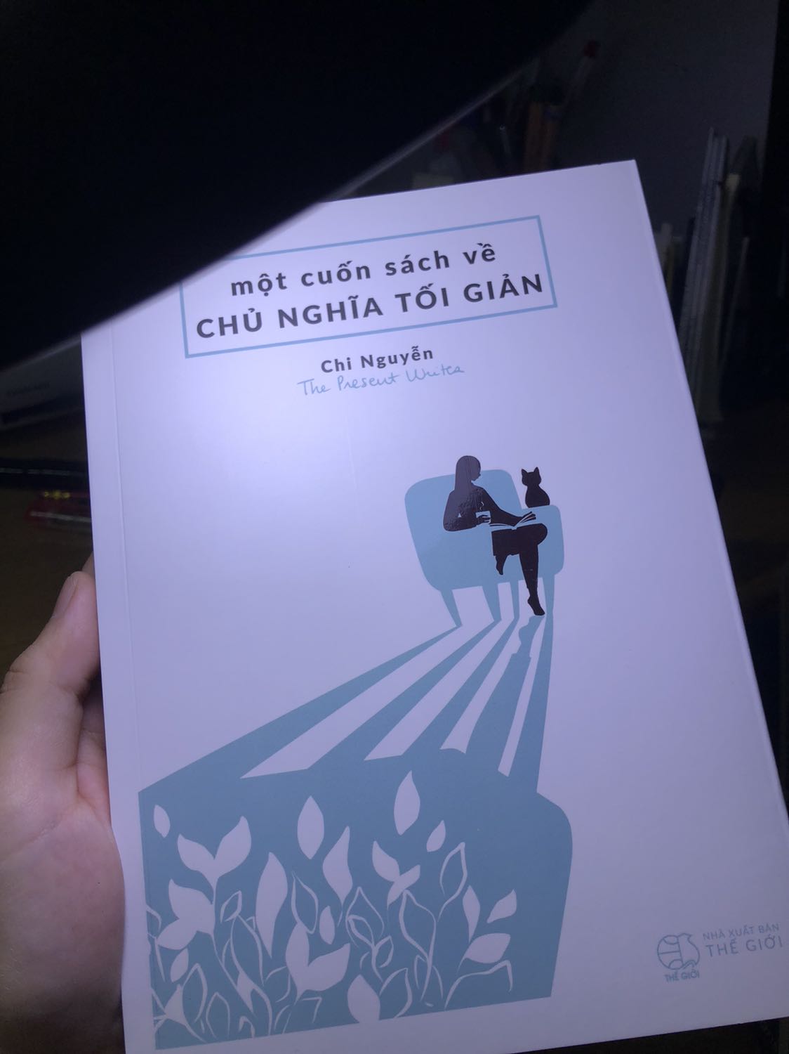 Bao bìa sách rất đẹp mà cầm rất thích nhé mọi người. Mình chưa đọc hết nên chưa nói chi tiết về nội dung được. Nhưng trên podcast của chị Chi chị có chia sẻ 1 số bài trên đấy mn có thể lên nghe chị kể trước khi quyết định mua nhé.