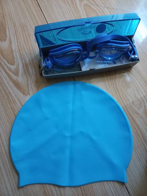 Kính đẹp, đeo êm, thoải mái. Giao hàng nhanh.
Shop bán hàng có tâm, lần đầu nhận hàng shop quên gửi tặng mũ, mình phản hồi thì được shop báo do lô mũ tặng bị lỗi nên gửi bù lại sau và 3 hôm sau thì mình nhận được chiếc mũ bơi quà tặng. Mũ trơn, nhìn hơi mỏng nhưng dùng tốt, ôm sát đầu. 
Sản phẩm tốt, giá rẻ, shop chu đáo, nhiệt tình. Lần sau sẽ ủng hộ tiếp !