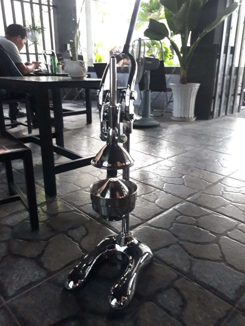 tiki giao hàng nhanh, đóng gói tốt.
- Về sản phẩm: 
  + ưu điểm: máy bóng, đẹp, vắt nước khá tốt.
  + nhược điểm:  đế bị nghiêng 1 bên k đều và đế yếu khi vắt bị nghiêng đỗ, chắc phải kê thêm đồ.
Nói chung chưa hài lòng về sản phẩm lắm. mình mua của nhà cung cấp Đại Phát Tài.