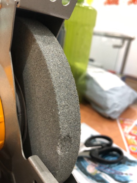 Trừ một sao vì đá mài giao bị mẻ góc