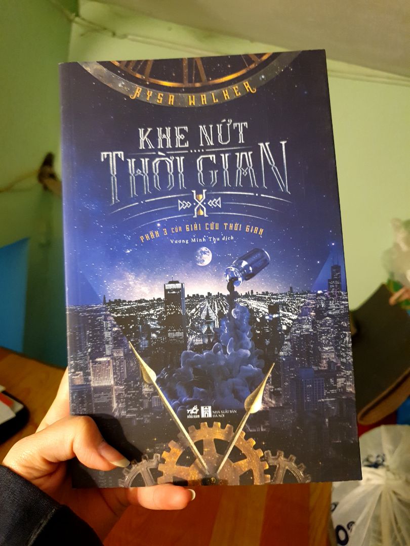 Đón chờ phần 3 đã lâu, háo hức khi được cầm trên tay cuốn sách nhưng sách bị bám 1 lớp bụi rất bẩn
Thời gian giao hàng nhanh