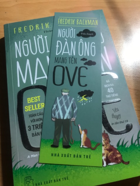 Bìa sách đẹp, tuy nhiên hơi bị cong một tí ở gáy nhưng vẫn ổn lắm. Được kèm theo cả bookmark nữa. Tuy gáy sách vẫn còn vấn đề nhưng sách lại chất lượng nha. Nói chung đáng tiền đáng mua.