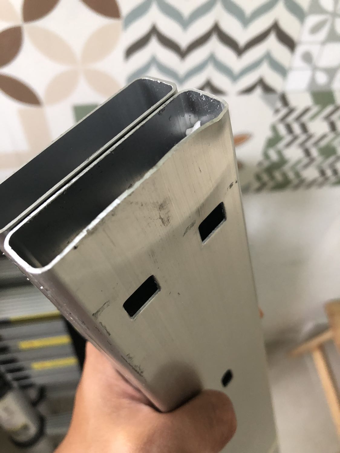 Đã nhận được hàng, thang mới nhưng móp vài chổ cũng đành chấp nhận vì vận chuyển xa nhưng mua được giá sale 1tr7, cơ bản hài lòng!