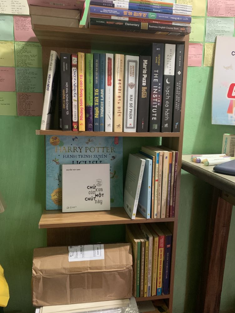 Cuốn đầu tiên của bác Stephen King mà mình đọc. Phải nói là nd của nó vô cùng xuất sắc. Một thế giới fantasy đc tạo ra hoàn toàn bằng trí tưởng tượng. Tiểu thuyết kinh dị kịch tính, ám ảnh nhưng vẫn đậm tính nhân văn. 
Mình mua giá 130k hội sách cuối năm mn có thể tham khảo