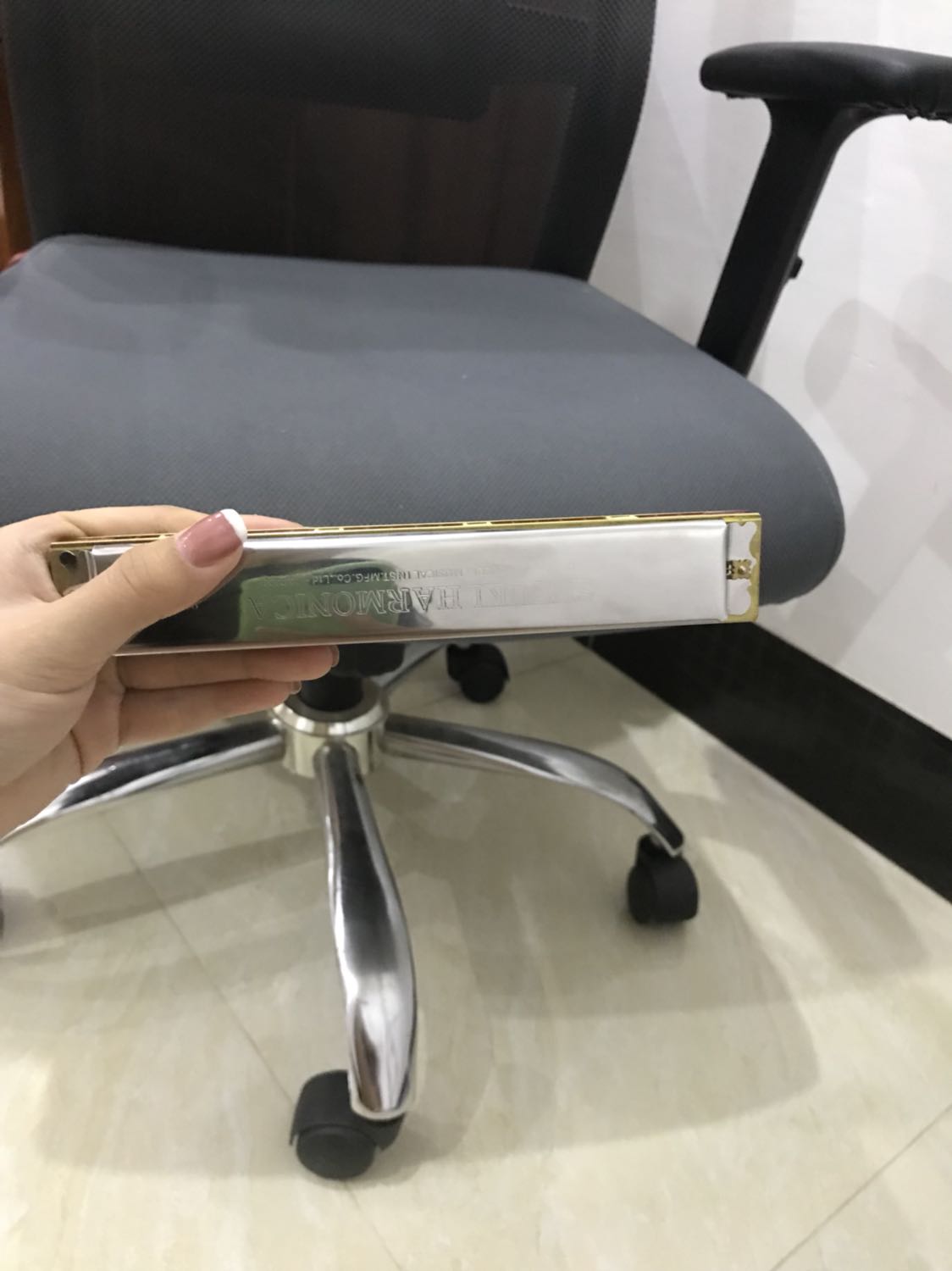 Kèn đẹp, âm thanh ok, rất thíc hợp cho người mới bắt đầu tập chơi, mình nghiên cứu cách thổi trên mạng, mua về tự tập đc 2 ngày rồi thấy kèn rất ok