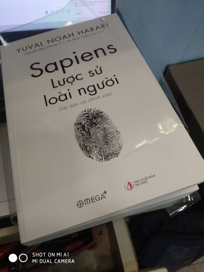 Lần trước mình cũng đặt 1 quyển sách có bookcare nhưng khi giao hàng không kèm bookcare cho mình mà vẫn trừ số bookcare.
Nhưng mình vẫn tin tưởng dịch vụ tiki cho đến khi nhận quyển sách này thì thật sự là đáng thất vọng.
Quyển này mình cũng đặt bookcare nhưng cái gọi là bookcare chỉ là tấm nhựa dẻo thẳng băng bọc quanh sách, không hề có ép lại như trước đây. Vừa gỡ hộp ra thì thất vọng tràn trề.
Bìa sách lại bẩn, rất dơ.
Tiki nên xem lại chất lượng dịch vụ bookcare của mình. Mình bỏ tiền mua thêm bookcare để bảo vệ bìa sách chứ không phải để chơi.
Đánh giá 1*