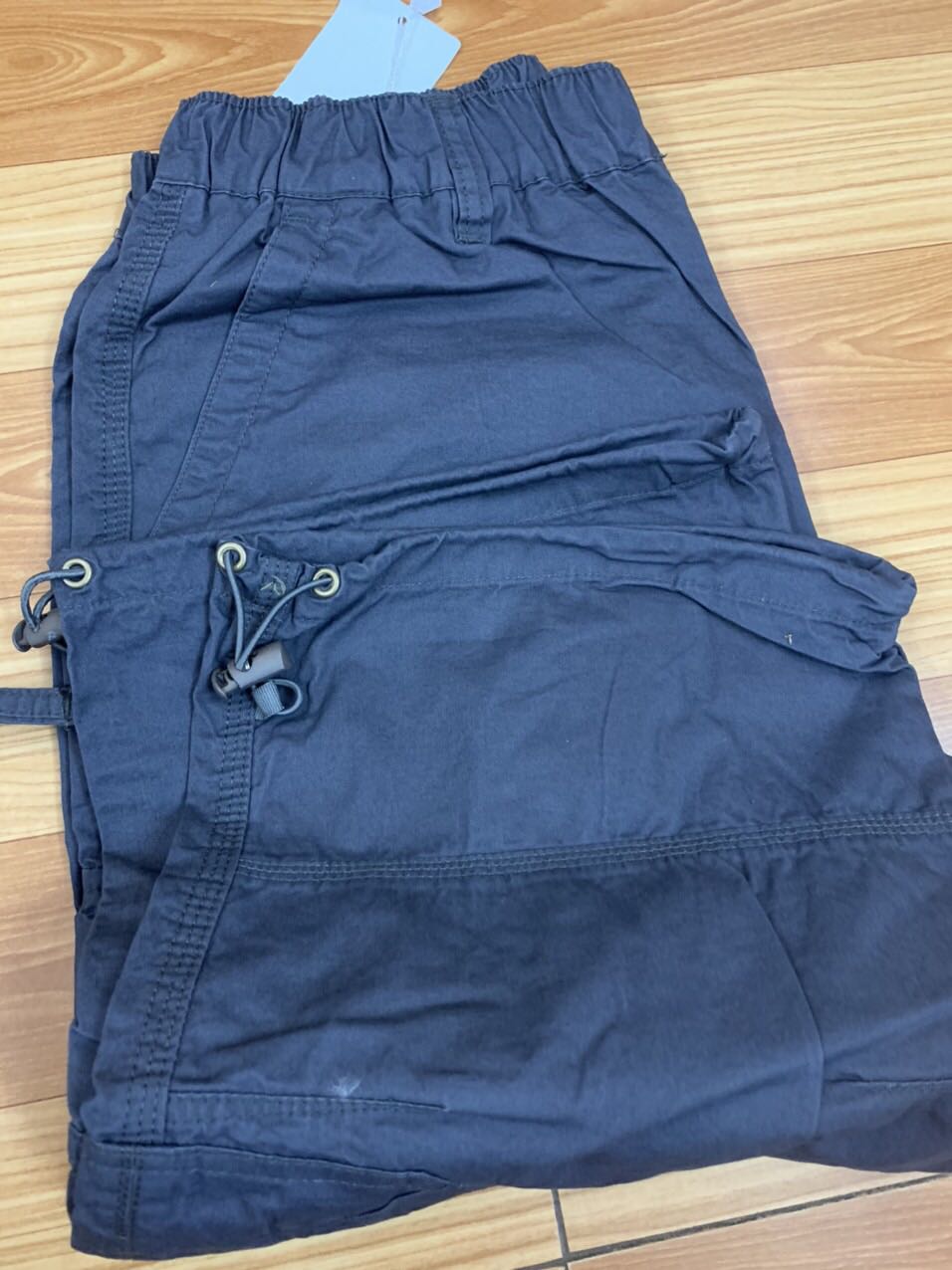 Giao hàng nhanh, chất vải khá dày dặn, màu, form quần đẹp, ok lắm nha Giao hàng nhanh, chất vải khá dày dặn, màu, form quần đẹp, ok lắm nha