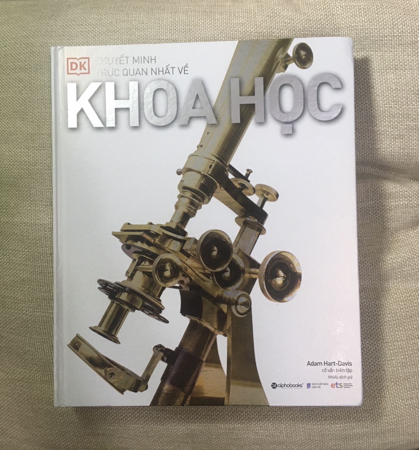 Mình nhận xét từ xấu tới tốt như sau:
- 1 sao cho gia công gáy sách, rất dễ bung keo khi mở sách ra (đã đổi cuốn khác vẫn vậy), tự hiểu sách này phải rất cẩn thận kẻ bung keo.
- 2 sao cho đóng gói của tiki, chỉ quấn màng chống trầy, sách tới mình vì thế bị móp góc.
- 4 sao cho in ấn, hầu hết sách in rất đẹp nhưng tiếc chút là vài ảnh còn bị răng cưa do phóng to ảnh độ phân giải ảnh thấp.
- 5 sao cho cho sự hỗ trợ của tiki vì hỗ trợ đổi sách mới cho mình rất nhanh chóng (đổi vì gáy sách bị bung keo).
- 5 sao cho nội dung sách, rất hay, rất bổ ích.