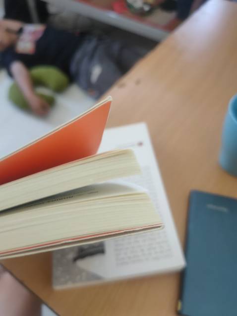 Quyển này là sách cũ đã được sử dụng, bằng chứng là bìa hư hại nhiều, không còn mới, trong sách dấu tay lật mép cũng rất rõ
Mình vô cùng thất vọng với quyển sách mà mình rất yêu thích mong được đổi lại quyển sách này, nếu dược thì mình sẽ vui lòng gỡ đi bình luận xác đáng này