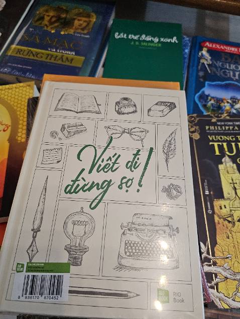Ngoài sách còn kèm theo 1 tập để viết, dày dặn để mọi người có thể thực hành luôn, giấy đẹp, sách dễ thương
