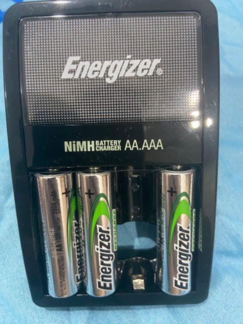 pin dùng tốt, mỗi cục pin dùng cũng lâu, việc dùng hết pin rồi sạc rồi dùng tiếp cũng rất tiện lợi. Đồ sạc cứng cáp, chắc chắn không lỏng lẻo