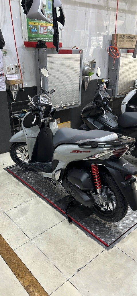 Dịch vụ HEAD Hoàng Việt phường Phú Lợi rất tốt, giao hàng nhanh chóng, nhân viên nhiệt tình, thân thiện.
Kiểu dáng xe SH Mode phiên bản thể thao màu Xám Đen bóng cực đẹp, màu sơn xám cement phối hợp với các chi tiết trên xe nhã nhặn, điểm nhấn nổi bật màu đỏ của hàng chữ SH mode 2 bên lườn sau xe và phuộc giảm sóc sau + heo dầu phanh ABS trước.
Xe chạy êm ái, đầm chắc, thân thiện với người cầm lái. Mặt yên không quá cao, trọng tâm thấp, tăng tốc nhanh giúp người lái dễ dàng điều khiển xe linh hoạt trong nhiều điều kiện mặt đường và mật độ giao thông đông đúc như hiện nay ở TP HCM
Lựa chọn xe Honda SH mode làm phương tiện di chuyển có thể nói là hợp lý nhất so với các dòng xe khác của hãng. Vận hành nhanh chóng, linh động khi chạy.