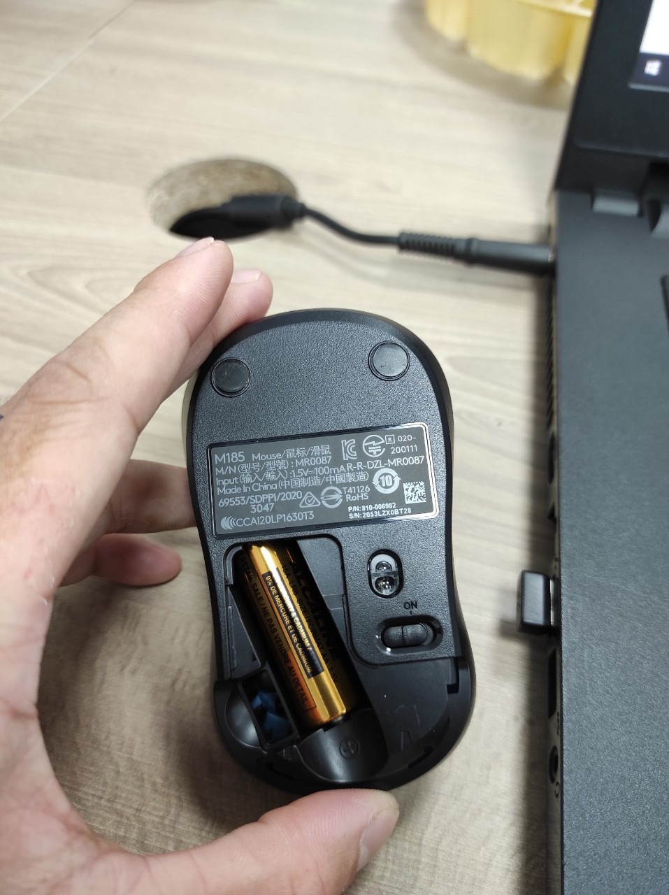 sản phẩm đã bị tráo đổi hàng giả. bao bì là thật nhưng sản phẩm là giả. không có logo, đèn tín hiệu không sáng, thiết kế sản phẩm khác với sản phẩm thật.