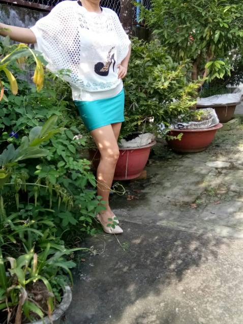 Áo lá được tặng kèm nhưng chất đẹp, được đóng gói cẩn thận.  Mình mặc áo với đầm ôm nên không cần mặc áo lá nhưng nói chung rất vui vì được tặng kèm. Áo len thì y như hình chụp, mình 50kg mặc vừa vặn, vì len co dãn nên có lẽ ai mập hơn mặc cũng vừa, tay áo cánh dơi xòe rộng nên khi cử động rất thoải mái.. Nói chung là hình thêu nào cũng đáng yêu nên làm mình hơi bối rối khi chọn mẫu, thôi thì mua thêm 1 cái nữa cho thỏa mong ước.