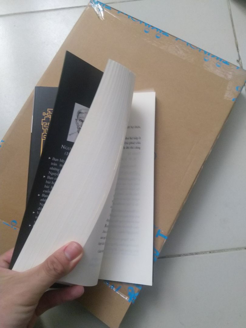 Hộp khá to sách cũng khá to. Nội dung sách của bác Nguyễn Hiến Lê thì hay khỏi phải bàn rồi, về lượng kiến thức và tư duy truy vấn kiến thức từ cái gốc rễ như thế nào đến cách sắp xếp, trình bày các chương, mẹo đọc cho thấm nhuần tư tưởng của sách... Ban đầu, mình chỉ mua sách vì cách dịch quẻ của bác Lê trên mạng, nhưng mua sách về giá trị tri thức mình nhận được thì hơn thế cực nhiều! Về chất lượng in sách thì khá ổn, tuy nhiên còn lỗi đánh máy và hình Lạc thư bị thiếu thành phần, hy vọng lần tái bản sau sẽ khắc phục tốt hơn, tuy nhiên mình nghĩ mua sách vì kiến thức trong đó chứ đâu phải vì ba cái vẻ bề ngoài này đâu, nên tủ sách bạn nên có một quyển nhé !!
