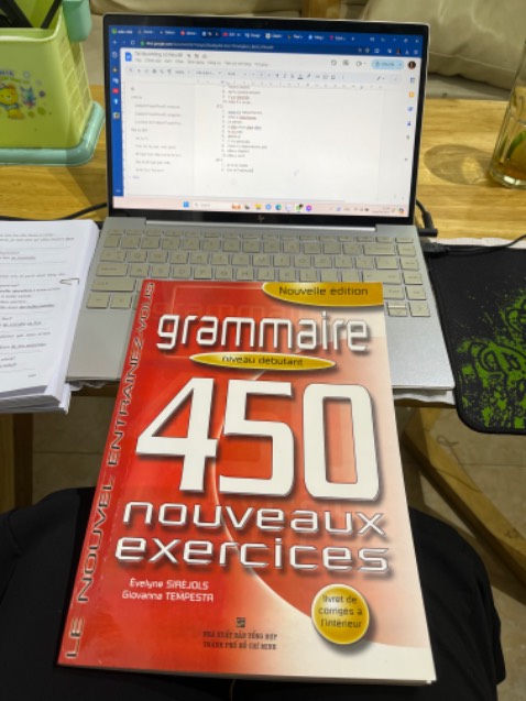 Quá trời bài tập. Làm phát hoảng luôn! Phù hợp cho ai đã đọc kiến thức quyển khác rồi làm để củng cố và bổ sung. Mọi ng nói giấy mỏng nhưng mình thấy bình thường, vẫn viết lên được. Cơ mà hơi to nhé. Đáp án vẫn có mấy chỗ sai. Dùng kèm app giải đáp khác hoặc sách khác là phù hợp.
