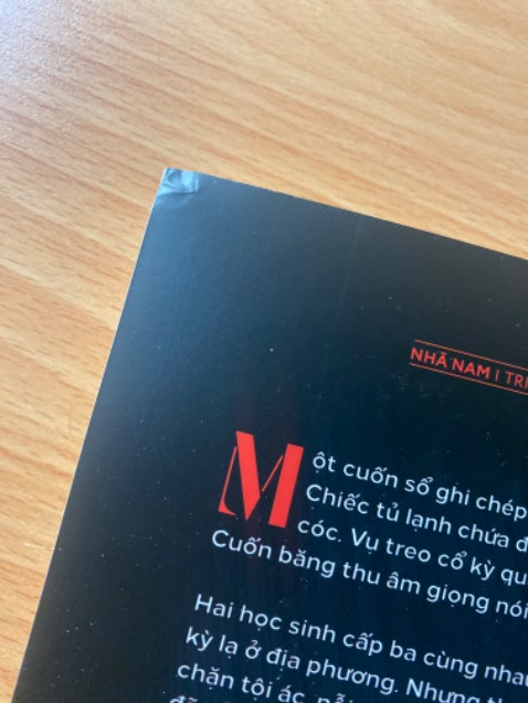 Sách được giao đến đúng hẹn và anh shipper cũng rất thân thiện.
Mặt sau bìa sách có bị móp một chút và bị bụi nhưng nhìn chung nó không làm ảnh hưởng quá nhiều đến thẩm mĩ của sách. 
Tổng kết lại thì sách rất chất lượng và vô cùng xứng đáng với số tiền mà mình đã bỏ ra.