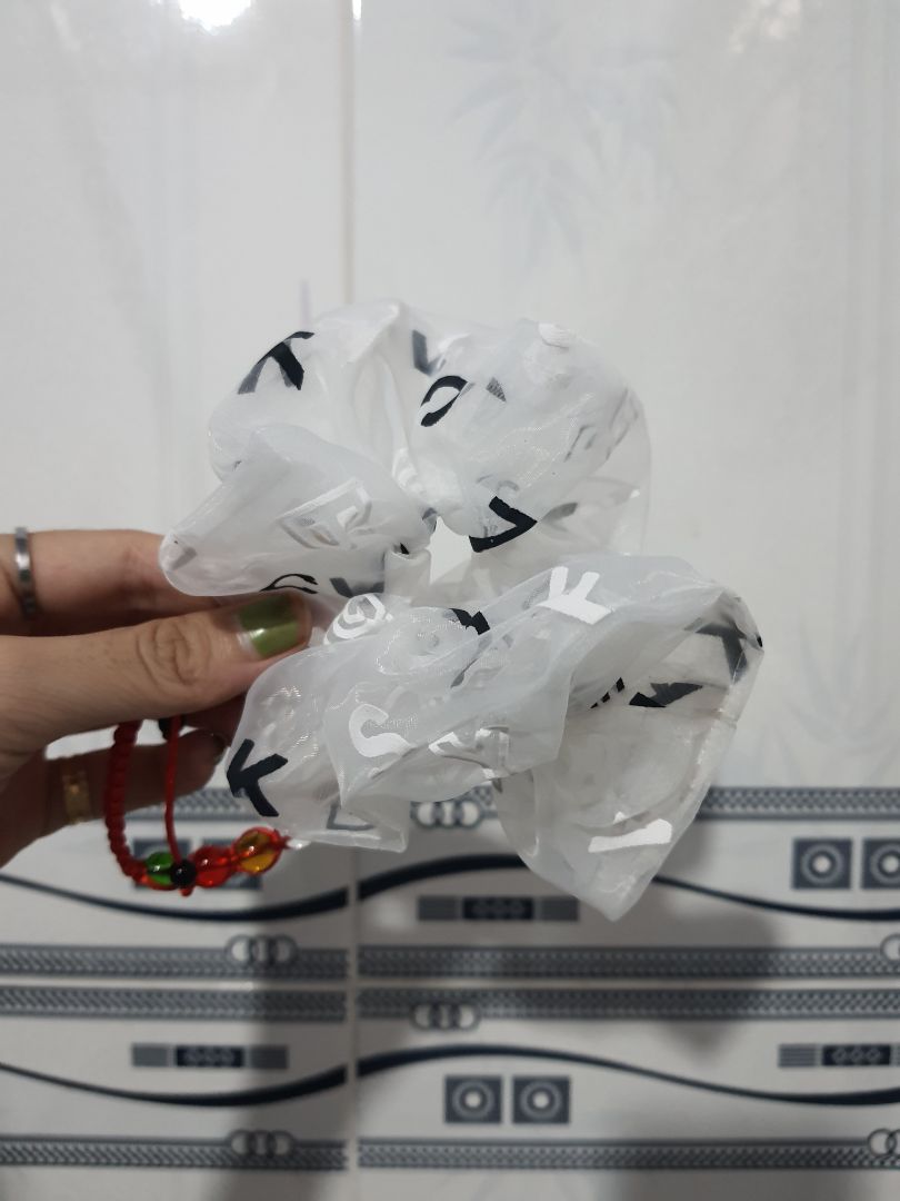 Vòng tay xinh. Được tặng thêm 1 dây buộc tóc cũng xinh nữa. Thanks Shop nhé.