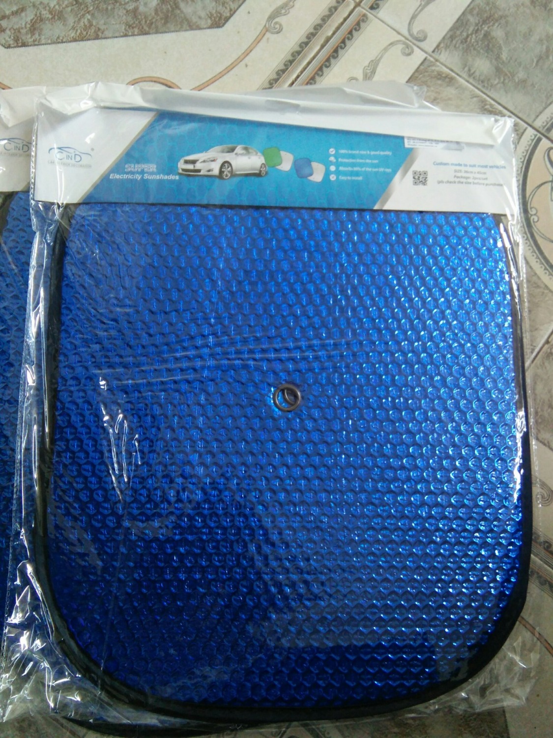 tấm che nắng sử dụng rất vừa kính, vừa khít luôn. may quá, cứ sợ bị bé hơn. mình thấy miếng hút thì nên ngâm qua nước nóng sẽ dính chắn hơn đấy