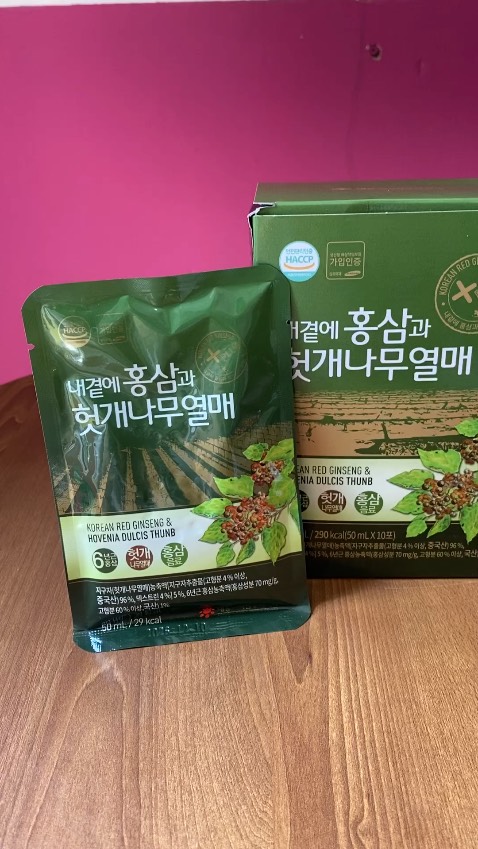 Shop tư vấn rất nhiệt tình, mình bảo dạo này hay lên mụn và nóng nãy trong người thì shop tư vấn loại mát gan giải độc này rất ok, à ngoài ra còn giải bia rượu nữa nên sẵn mình mua cho ba mình uống luôn, hihi.