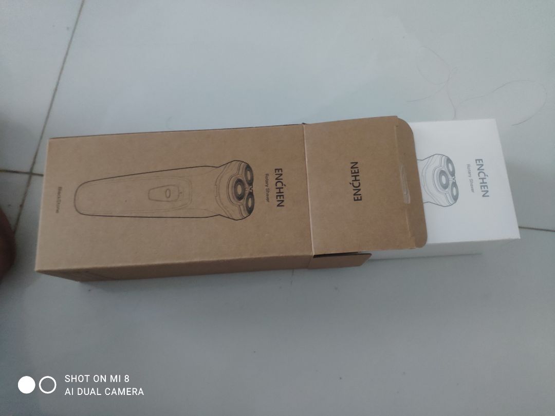 sản phẩm giống mô tả, đóng gói cẩn thận và thẩm mỹ. cạo râu rất sạch và dễ sử dụng. pin khá trâu, thiết kế dễ lau chùi vệ sinh. còn về độ bền của máy sẽ quay lại đánh giá sau vài tháng sử dụng