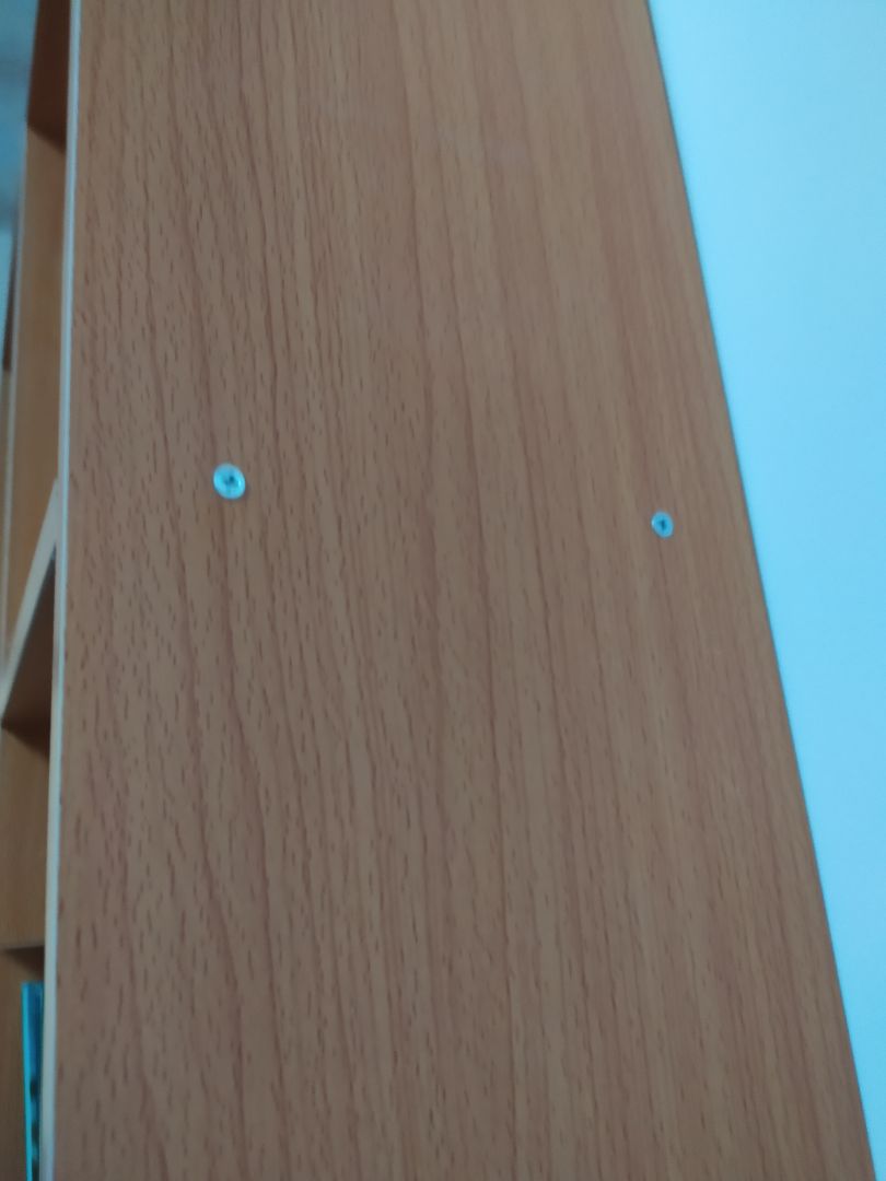 Kệ sách đẹp- chắc chắn - Giao hàng nhanh
- Mình nhận hàng nhưng vì chưa xong nhà nên mình chưa khui và ráp nên cũng lo lắng k biết có giống hình không và có bị thiếu gì không.
-  Hàng đóng gói kĩ và nặng.
- Mình nhớ thợ và dùng máy khoan vít nở ráp được một cách nhanh chóng. 
- tuy nhiên sau khi ráp xong nếu các bạn kê tháng đứng thì các bạn nên mua thêm các nút chân bằng cao su để gắn vào để kệ có thể đứng vững vì các con ốc gắn vào bị lồi lên , để bị cập kênh và nguy hiểm nếu nhà có trẻ nhỏ. và thế là mình quyết định mua đồ về gắn tường như thế này .