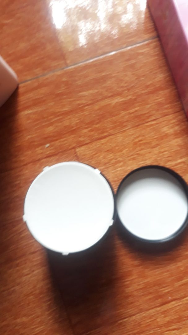 Lần đầu mua hàng tiki.

Về đóng gói thì mk có lời khen cho tiki. Đóng gói đẹp, xịn, mịn, sang và thân thiện với môi trg. Mặc dù trời mưa và kiện hàng của mình có hơi ẩm nhưng ko có gì phải chê cả => Mình ƯNG cách đóng gói

Về sp thì mình chưa dùng. Mình mua vì hàng VN và đc mọi người khen rất nhiều. Nhưng thật sự, hàng CỰC CỰC CỰC KỲ NHỎ so với tưởng tưởng. Nhưng bù lại bao bì sp phải nói là cực đẹp. Và tất nhiên nếu như chất lượng sp tốt thì mình cũng hài lòng thôi.
Chung quy thì ngoài vc sp nhỏ ra thì mình hoàn toàn ưng ý về tiki và sp. Mong lần sau tới có cơ hội trải nghiệm tiki tiếp