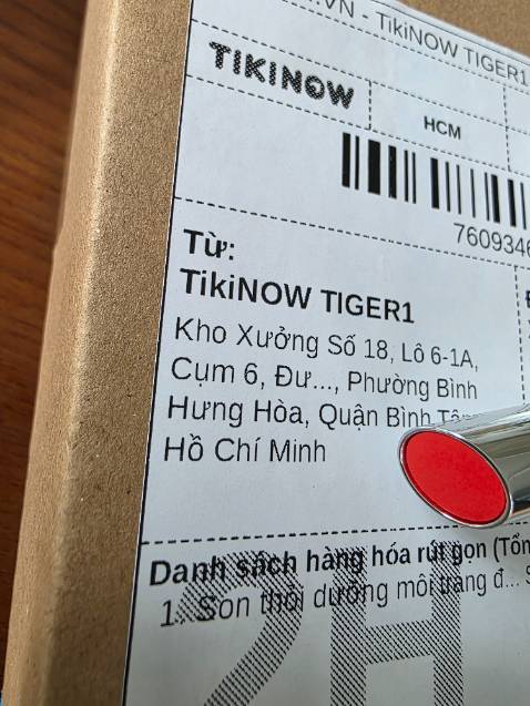 Cây son nhìn dễ thương, màu cũng tươi, dùng dưỡng môi có thêm màu, tiki giao hàng rất nhanh, sp có hsd 2028