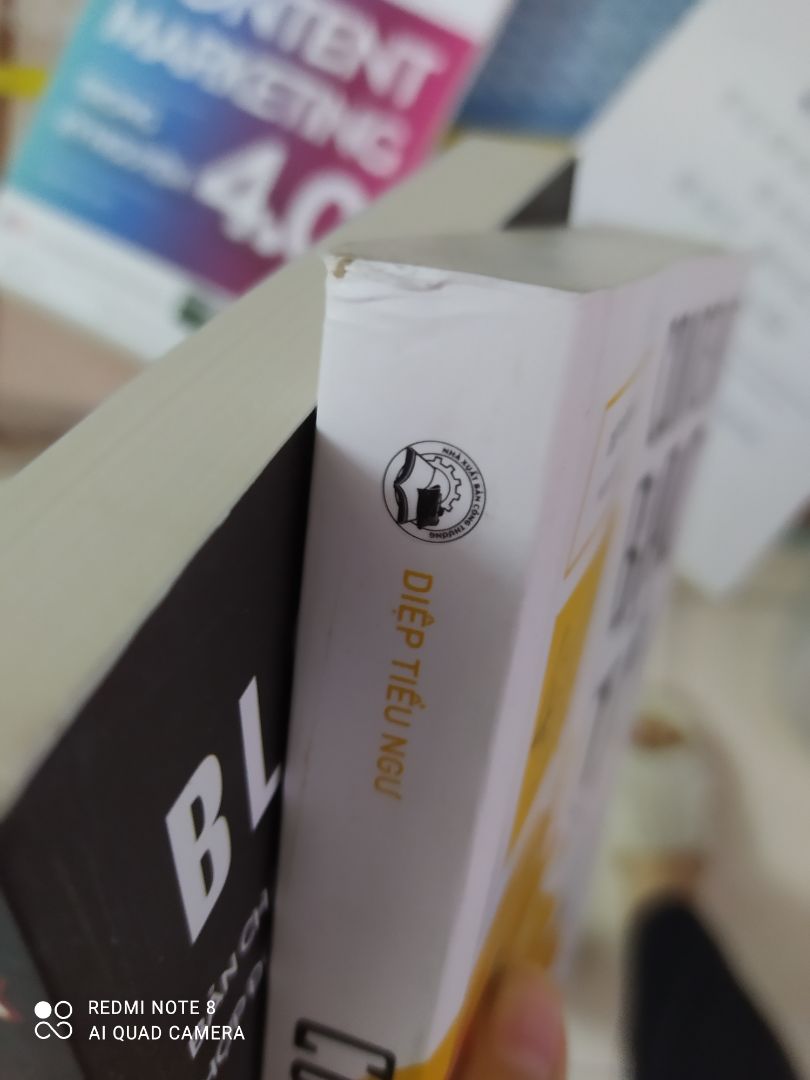 Cá nhân mình rất ấn tượng với quyển này, ở đây mình đánh giá 3* không phải vì nội dung ( mình chưa đọc gì ) nhưng ở đây là việc đơn của mình lên tới hơn 300k, có thể đối với nhiều bạn đây không phải một số tiền lớn nhưng nó là tiền ăn sáng 1 tháng của mình đấy ạ. Vậy mà Tiki không hề bọc lại sách cho mình nên 3/4 quyển đều bị nhăn mép trên và dưới nhìn rất xấu. Có thể mình hơi khó tính nhưng mình thấy khó chịu vì điều ấy.  Nếu như không phải ship nhanh chắc cho xuống 2* quá.
   Với lại sách có đường vân rõ ràng ở bìa như có người đã đọc rồi, không còn nguyên seal thì chắc mình cũng phải xem lại về độ cũ mới và quyết định xem nên tìm chỗ mua khác uy tín hơn hay không.