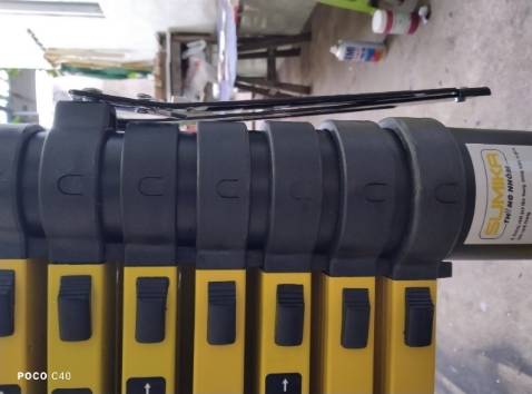 1 thanh ngang giữ cân bằng cho thang cong vẹo . Nhựa vàng của bậc thang thứ 3 từ trên dếm xuống trầy xước . Thang này giống như hàng bảo hành sửa lại hay sao . Thùng thì con nguyên . nhưng 2 thanh ngang gữ thang cân bằng kiểu chữ A thấy mỏng manh và 1 bên đã bị cong vẹo mạc dù chưa sử dụng ?? Phóng to lên là thấy rõ nha .