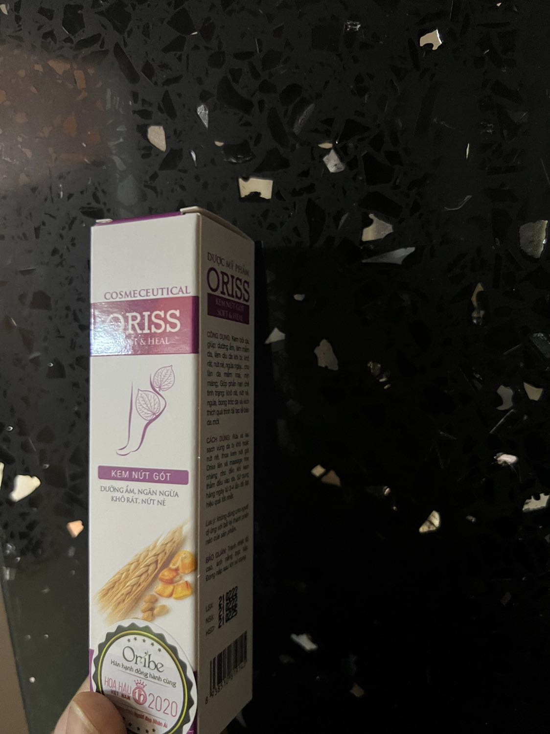 chân mẹ mình nứt gót đến chảy máu luôn xài mấy loại khác nhưng ko ưng í lắm vô tình lướt loại này dùng thử 2 ngày thì có đỡ thiệc đó để kiên trì thoa thêm, date xa nên sử dụng cũng lâu