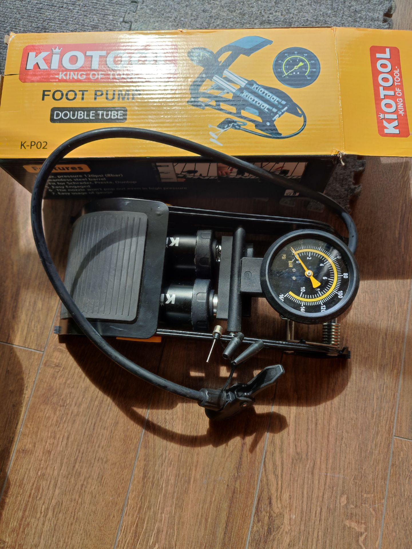 Bơm giao đúng mẫu quảng cáo. Giao hàng đúng lịch đã thông báo. Đã dùng thử, bơm tốt. Đồng hồ báo được áp suất hơi trong bánh xe. Đầu vòi lắp van chặt, kín, không rò hơi, cả van jun cao su cũng khít. OK