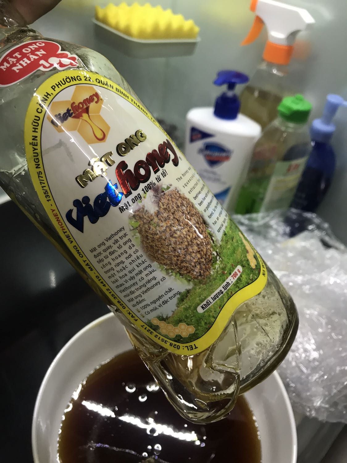 Thất vọng quá. Mình mua 3 chai lúc nhận hàng thì thùng giấy bên ngoài đã đổ đầy mật ong, mở hàng ra thì có 1 chai bị vỡ, đổ hết nửa chai luôn. Mình phải chiết ra tô để giữ phần còn lại haizz