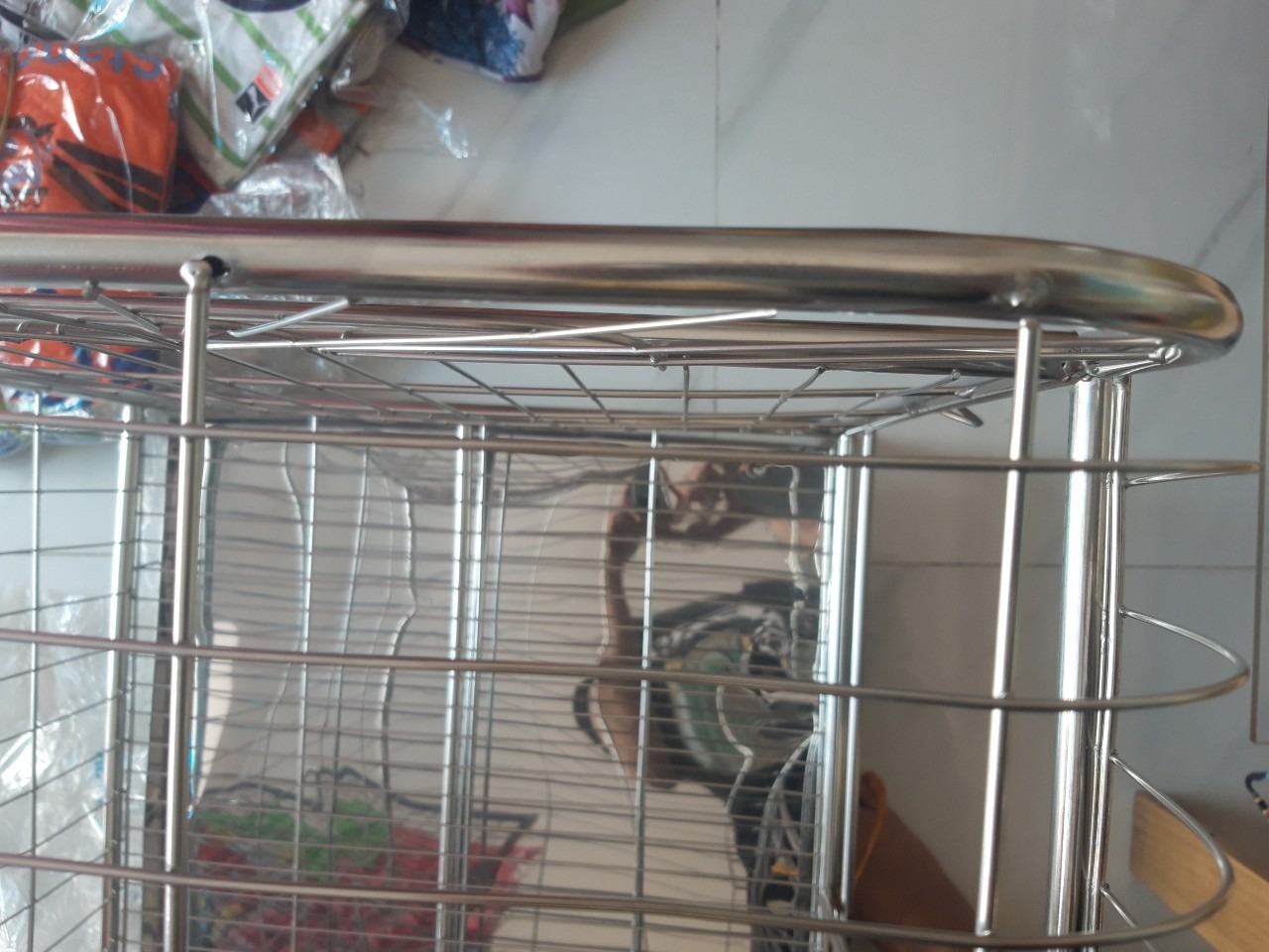 Chuồng nhận về bị đứt mối hàn ở các nan lồng phía trên, nan lồng bị móp méo do vận chuyển, máng hứng chất thải có thành quá ngắn