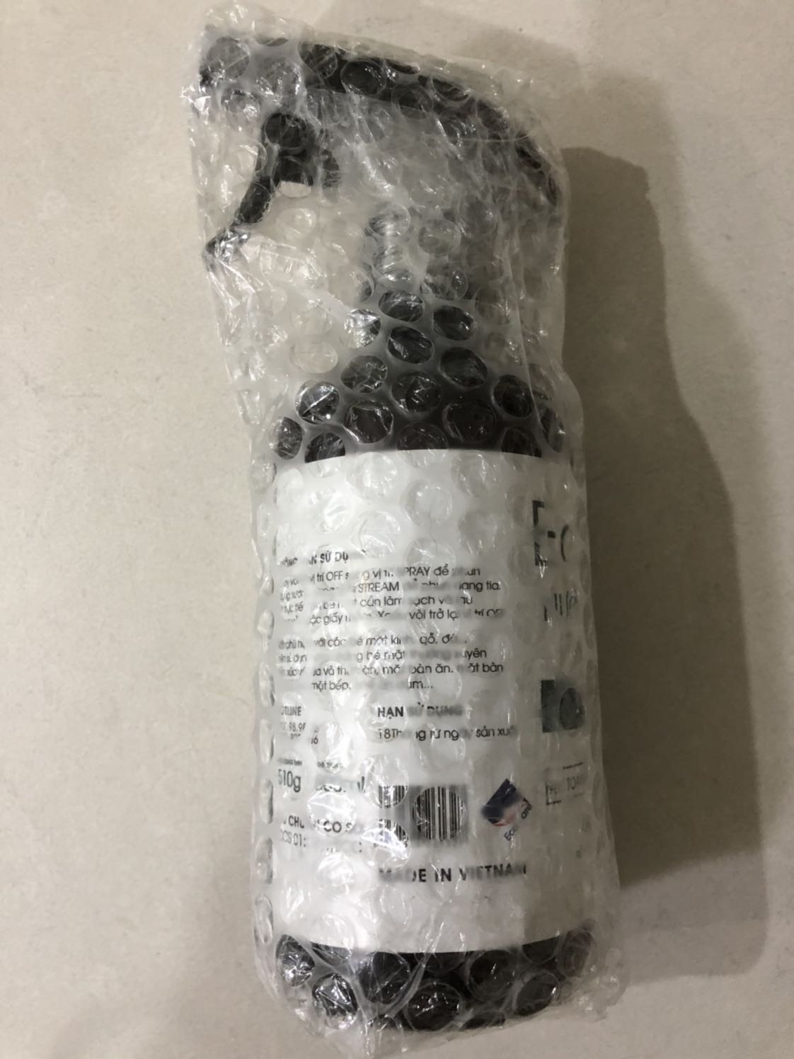 Tiki đóng gói cẩn thận & kỹ càng, bao bì thiết tế kế đẹp, sang trọng, mùi hương dễ chịu, nắp xịt dễ sử dụng, nhưng lúc sử dụng vẫn bị nước ra tay.
Còn tác dụng thì mình ko biết vì ko kiểm tra đc, chỉ là cảm tính thôi.
Xài tốt thì mình sẽ tiếp tục ủng hộ thương hiệu này.