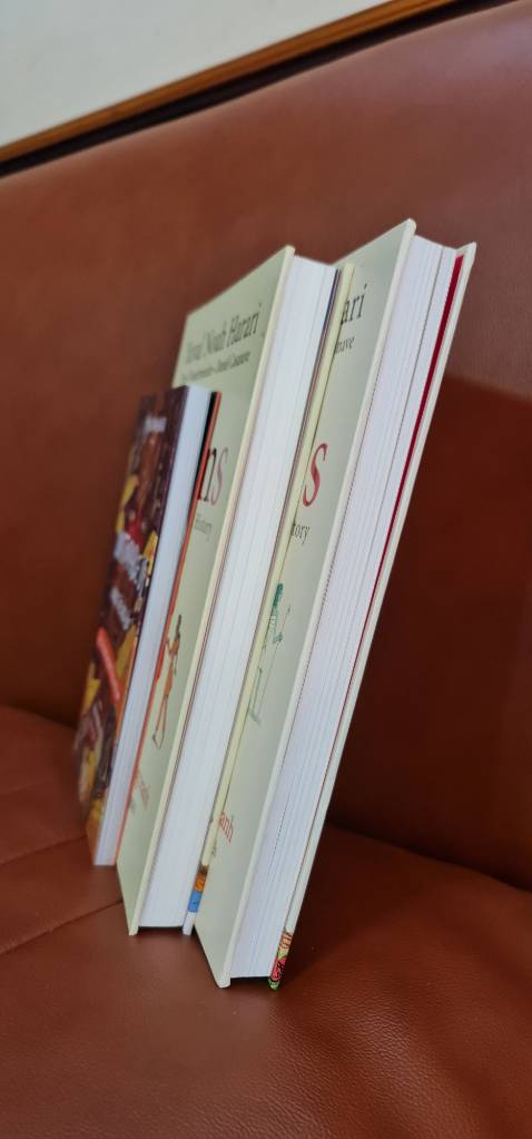 Đây là cuốn thứ 6 của Yuval Noah Harari mà mình mua. Sách khổ nhỏ so với sách màu 16 x 23, mỏng 169 trang, giấy couche in màu. So sánh tương quan với bộ Lịch sử thế giới bằng tranh, khổ 20m5x27.5 bìa cứng 248 trang giá 345k, cuốn mỏng tang này giá 269k thật sự không hợp lý. Và nếu so sánh với truyện Dragon ball full colour in màu giấy couche hơn 200 trang giá 70k thì còn thấy đắt vô lý hơn nữa.
Nội dung không bàn vì mình mua vì nội dung thú vị, mặc dù có thể trùng lặp với bộ 2 cuốn Lịch sử thế giới bằng tranh của cùng tác giả. Chỉ mua các tập tiếp theo nếu có giảm giá mạnh!!