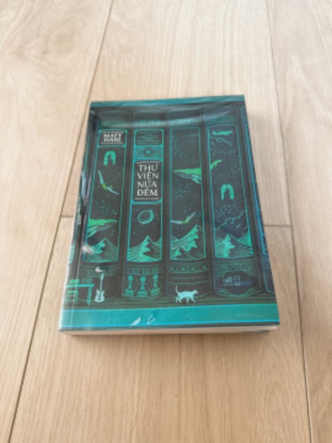 Giao nhanh đóng gói kỹ, nội dung truyện xuyên này kia, nhưng trong suốt quá trình đọc, trước khi nora tới giai đoạn có thể thoải mái hơn về tư tưởng của mình, thì trước đó nora là 1 người siêu tiêu cực. Và khi đến cuối hành trình, nora cũng thay đổi rất nhiều. 8.5