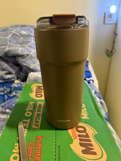 Bình rất đẹp chất lượng có lớp phủ sứ bên trong , ko bị rò rỉ xứng đáng vs giá tiền.