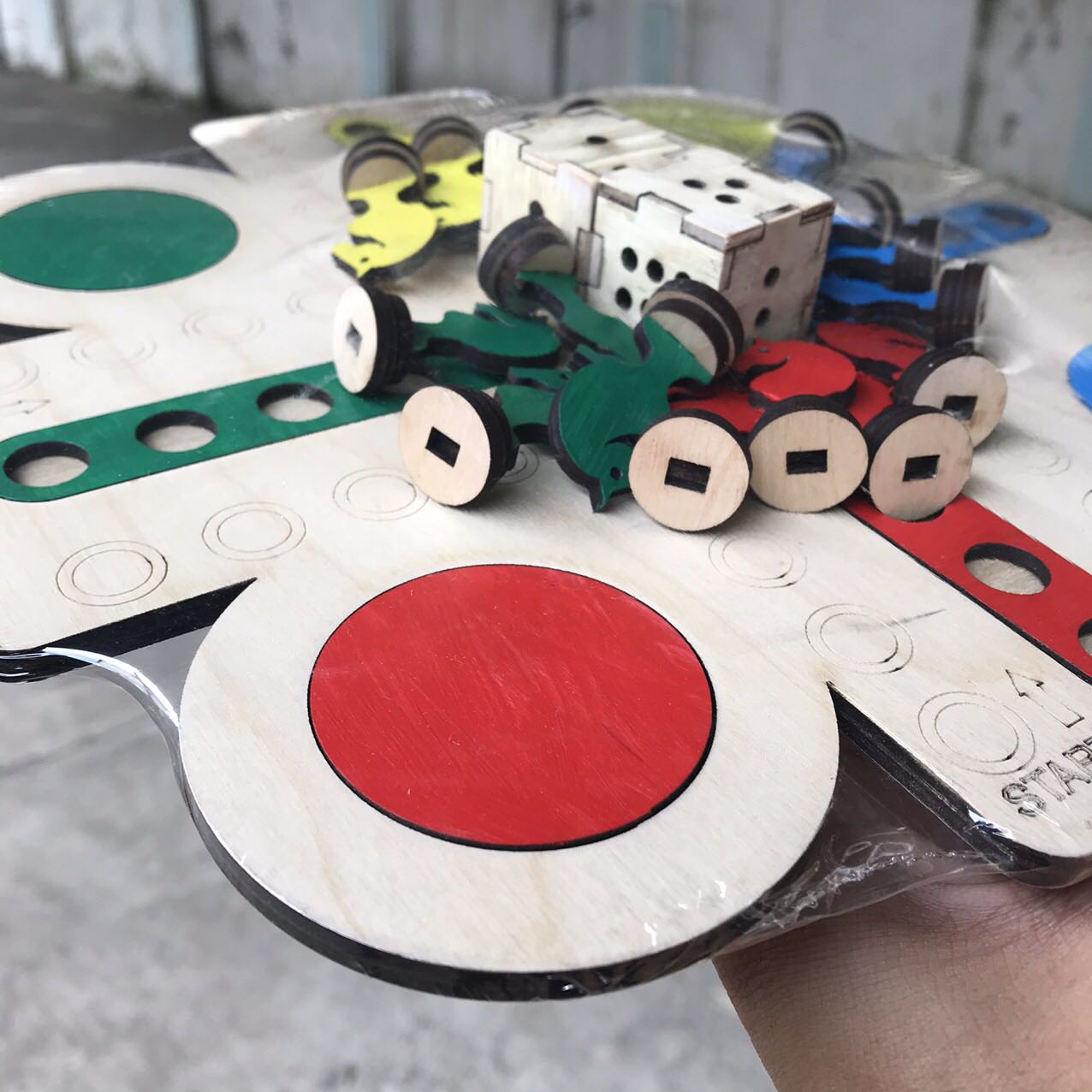 Bộ cờ cá ngựa bằng gỗ này của Benrikids hay ghê í, chất gỗ sờ rất mịn tay, mình thấy sản phẩm được chau chuốt rất tỉ mỉ, nhận được hàng phải chụp ảnh đánh giá ngay, shop bọc sản phẩm đẹp, cẩn thận. Khi nào shop có bộ to hơn, nhất định mình sẽ ủng hộ tiếp. Thanks shop ạ.