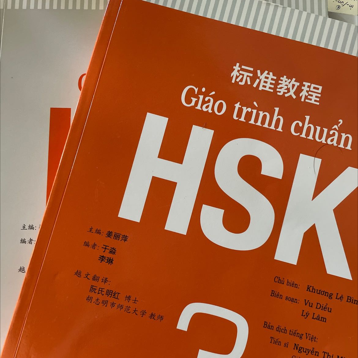 Sản phẩm như hình, giao hàng nhanh. Nhưng mình ở KTX cách xa cổng, lại còn ở trên tầng, shipper TIKI lúc nào cũng muốn mình gọi phát xuất hiện luôn kiểu gì? Mình biết bay à?