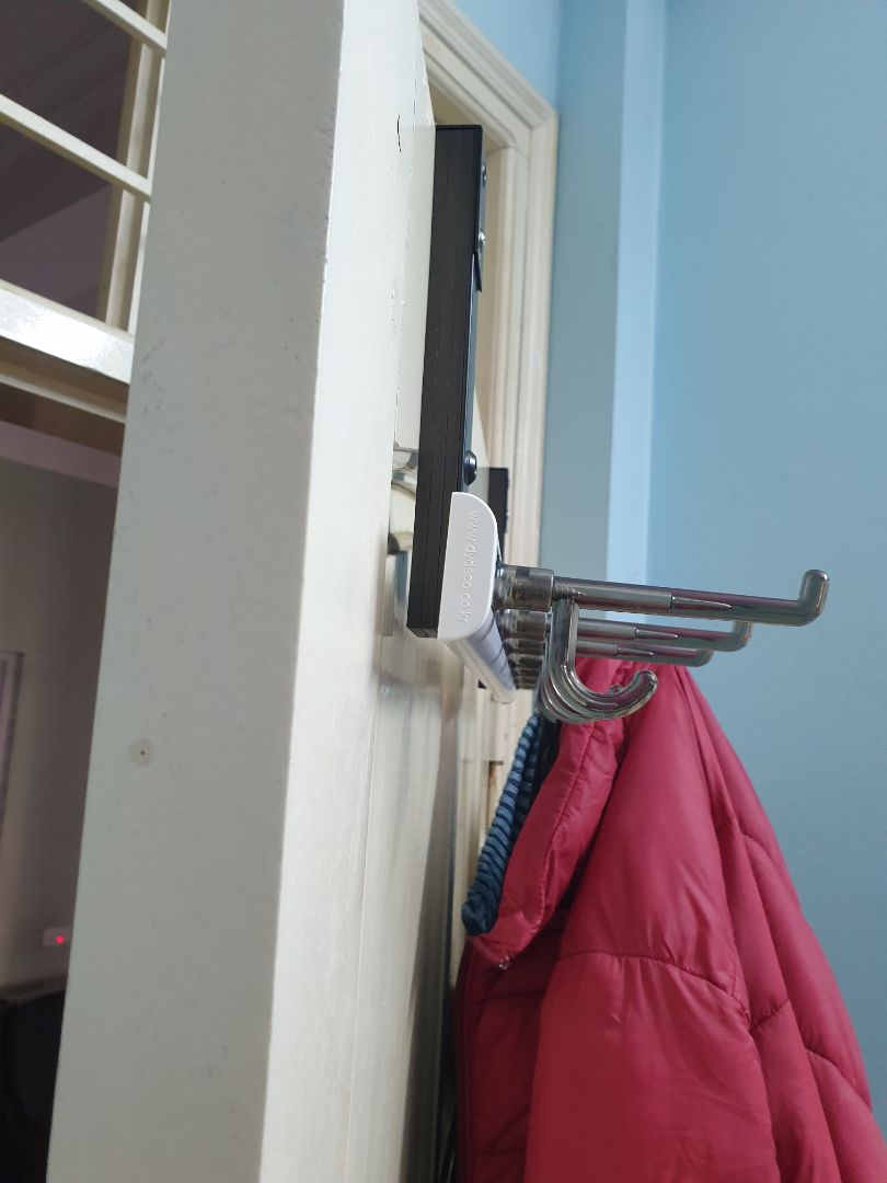 Móc chắc chắn khá xịn sò. có đệm đề phù hợp với các loại cửa dày mỏng khác nhau. Nói chung