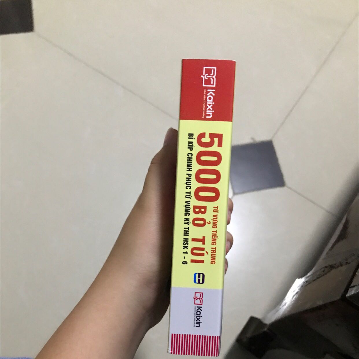 Sách nguyên vẹn k rách hay quăn góc luôn, luôn thích mua trên tiki vì mới hơn ngoài nhà sách, tối nay đặt trưa mai có quá là okela