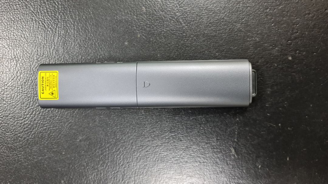 chấm laser khá nhỏ nên chỉ lên màn hình tivi bị mờ.