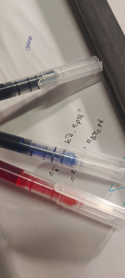 bút xinh, nhưng mà lưu ý về việc chọn vở viết nhé. Nếu vở mỏng hoặc vở trung bình khá dễ bị lằn sang trang đấy