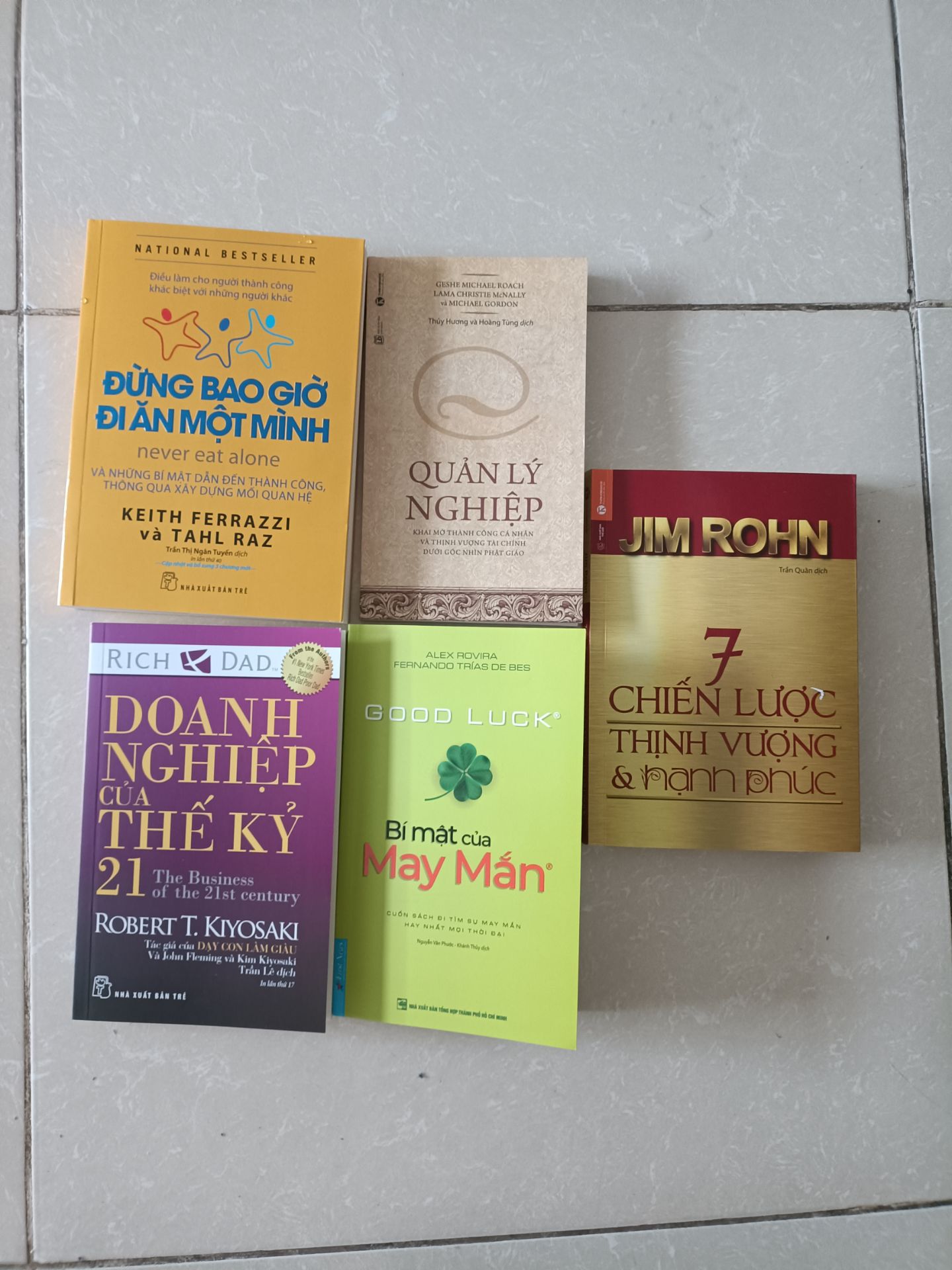 Sản phẩm tuyệt vời, toàn sách tái bản mới nhất, sách dây thừng, kg phải sách lậu, có bản quyền hẳn hoi. Nói chung nhận sách rất ưng. Giao hàng rất nhanh. Sẽ ủng hộ tiki những lần sau.