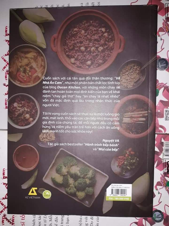 #Về_nhà_ăn_cơm 
Vừa đón bạn này về với Tủ Sách Miễn Phí của mình ?
Yêu ngay từ cái nhìn đầu tiên. Mới đọc lướt qua đã thích lắm luôn rồi ạ ❤?
Dành thời gian chụp lại ngay để khoe với mọi người đây ạ ?
Rất xứng đáng ở trong tủ sách mỗi nhà nhé ạ ? Các mẹ và các chị em không nên bỏ qua nha ?
Các bạn gần mình thì có thể đến #Tủ_Sách_Miễn_Phí của mình mượn đọc tham khảo nha ?? 
Mình tin các bạn sẽ muốn mua ngay một cuốn cho riêng nhà bạn và có khi còn muốn mua thêm để tặng cho những người thân yêu đó ạ ??
(Mình đã mua 2 cuốn, rất vui là 1 cuốn có chữ ký của tác giả nữa nè ?)
Cảm ơn em Đức Văn Nguyễn ?
Em không chỉ chia sẻ rất cẩn thận công thức từng món ăn, và một số kiến thức cơ bản về thực phẩm... mà còn như là đang được nghe em kể chuyện nữa ấy. Thấy nhẹ nhàng và an yên ❤? #Về_nhà_ăn_cơm 
Vừa đón bạn này về với Tủ Sách Miễn Phí của mình ?
Yêu ngay từ cái nhìn đầu tiên. Mới đọc lướt qua đã thích lắm luôn rồi ạ ❤?
Dành thời gian chụp lại ngay để khoe với mọi người đây ạ ?
Rất xứng đáng ở trong tủ sách mỗi nhà nhé ạ ? Các mẹ và các chị em không nên bỏ qua nha ?
Các bạn gần mình thì có thể đến #Tủ_Sách_Miễn_Phí của mình mượn đọc tham khảo nha ?? 
Mình tin các bạn sẽ muốn mua ngay một cuốn cho riêng nhà bạn và có khi còn muốn mua thêm để tặng cho những người thân yêu đó ạ ??
(Mình đã mua 2 cuốn, rất vui là 1 cuốn có chữ ký của tác giả nữa nè ?)
Cảm ơn em Đức Văn Nguyễn ?
Em không chỉ chia sẻ rất cẩn thận công thức từng món ăn, và một số kiến thức cơ bản về thực phẩm... mà còn như là đang được nghe em kể chuyện nữa ấy. Thấy nhẹ nhàng và an yên ❤?