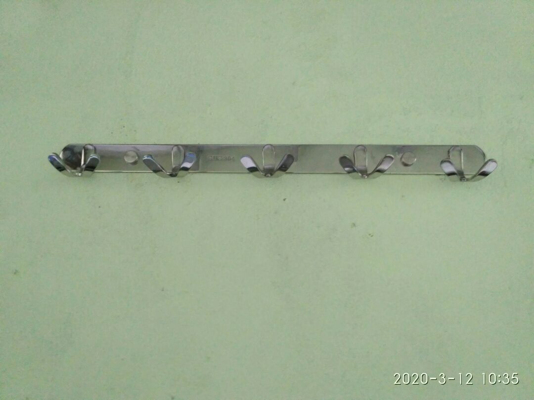 cầm sản phẩm trên tay thích thật nó cứng và dày đẹp không thấy mối hàn xài không biết bao giờ mới hư..hí hửng đo đạc cẩn thận bắt lên tường ngắm.... từ từ đếm móc...trời ơi sao chỉ có 5 móc ?!!!